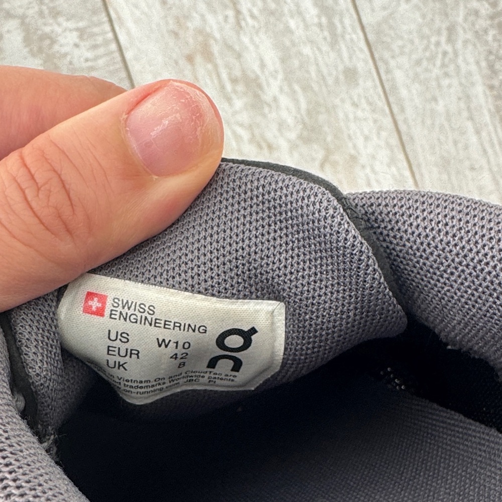 On Running Cloud Women's Running Shoes in Black size W10‎ - Picture 6 of 10